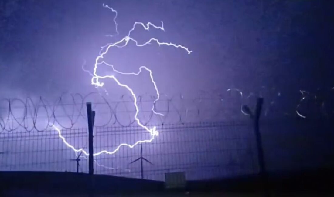 Tokat’ta etkili olan sağanak, dolu ve fırtına hayatı olumsuz etkiledi.
