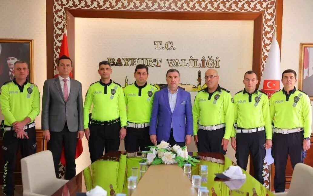 Trafik polisleri başarı belgesiyle ödüllendirildi Bayburt’ta trafik güvenliği alanında özveriyle çalışan trafik polisleri başarı belgesiyle