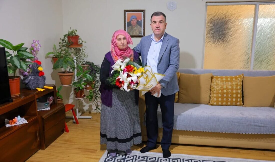 Bayburt Valisi Mustafa Eldivan, Şehit Piyade Er İdris Karakaşoğlu’nun annesi